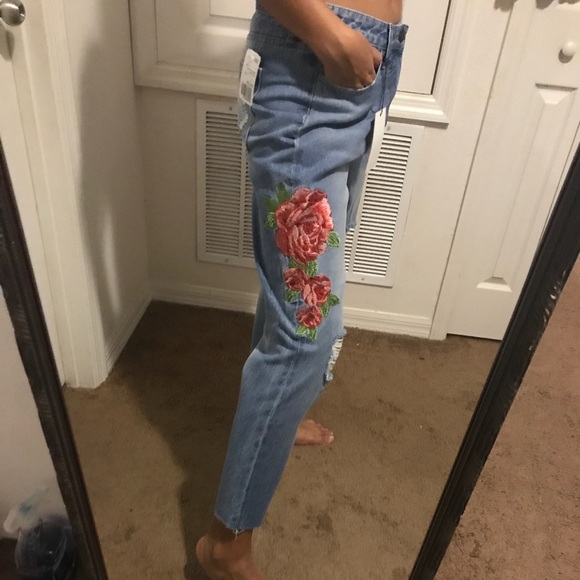 Distressed jeans - Picture 3 of 6